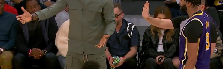  巴特勒三双热火加时险胜尼克斯  