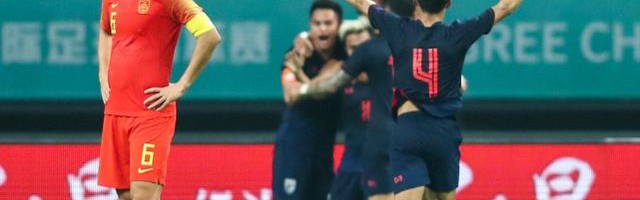  曼联争议红牌引热议，B费染红离场球队惨遭绝杀  